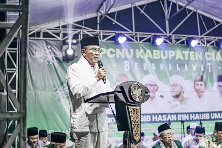 Bersama Ribuan Santri, Bupati Ciamis H. Herdiat Ikuti Gema Sholawat Pada Puncak Harlah 1 Abad PC NU Kab. Ciamis